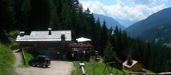 Facing the ski slopes, a stone's throw from the cable car departure for the sellaronda