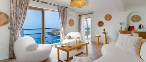 Elite Suite, Terrace, Sea View | Living area | Books