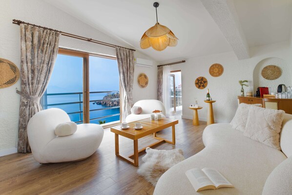 Elite Suite, Terrace, Sea View | Living area | Books - Qinn Hotel (Antalya)
