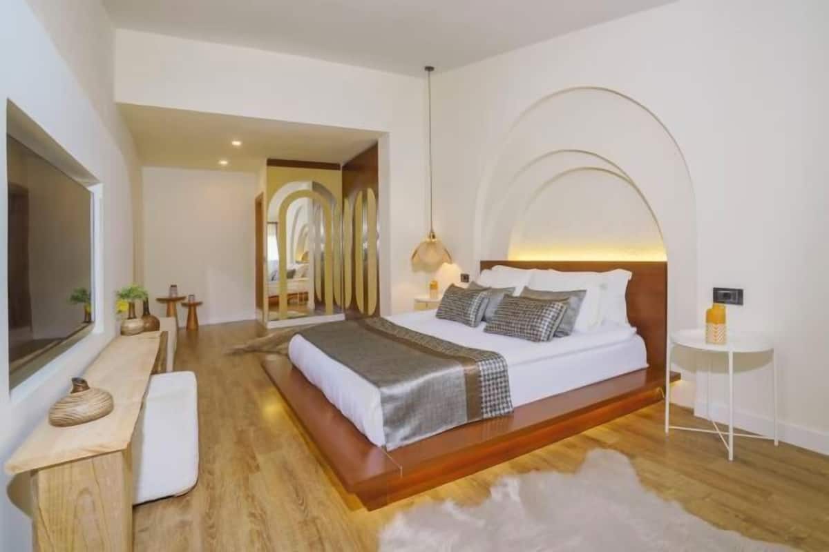 Egyptian cotton sheets, premium bedding, Select Comfort beds, minibar