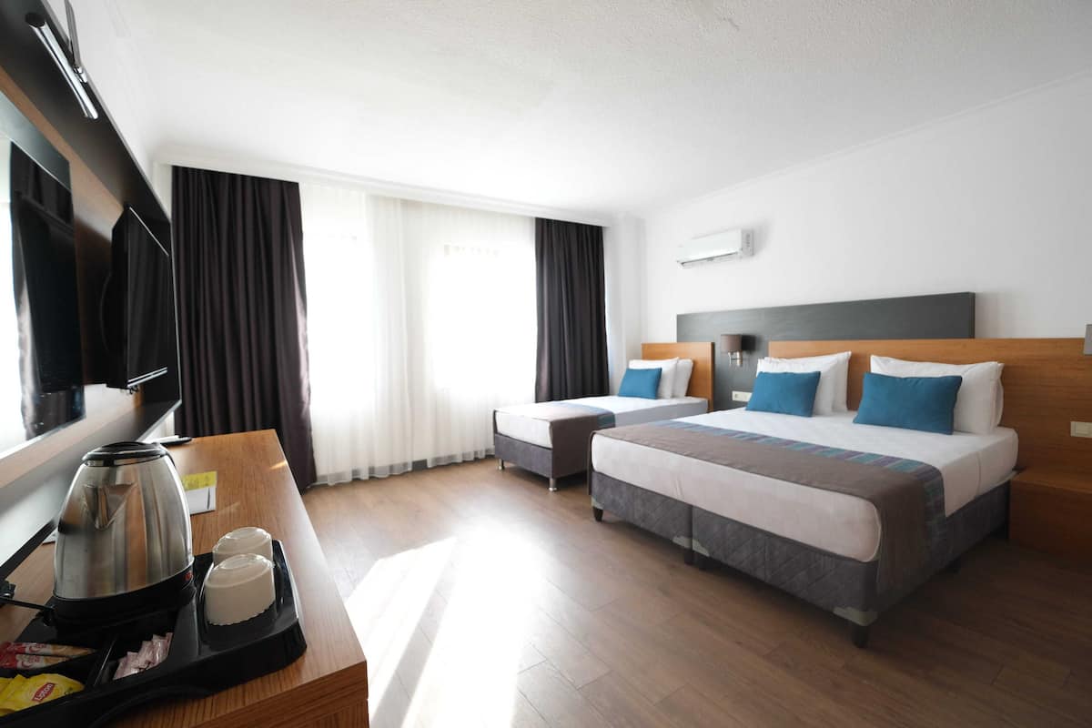 Deluxe Family Room With Sea View | Sengetøy i egyptisk bomull og sengetøy av topp kvalitet