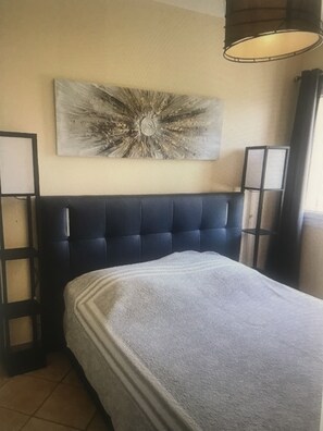 2 Schlafzimmer, Schreibtisch, Bügeleisen/Bügelbrett, Reisekinderbett
