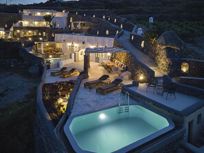 Front of property – evening/night - El Verano Suites (Santorini)