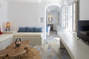 Suite with Hot Tub - El Verano Suites (Santorini)