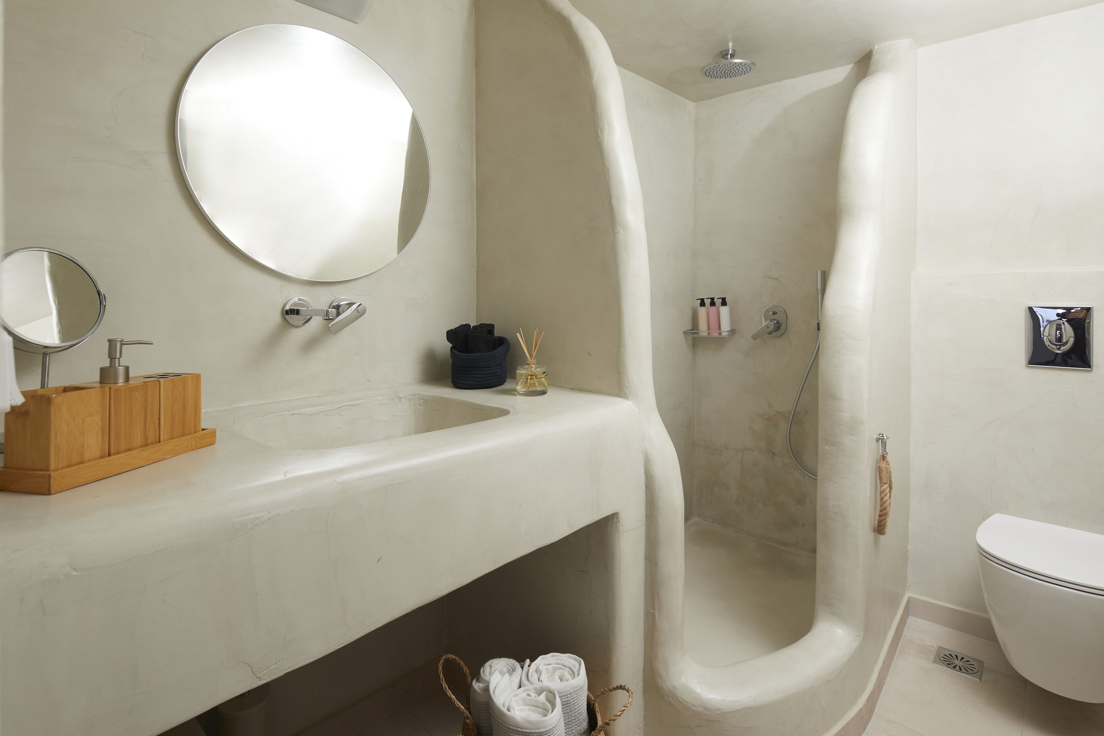 Un baño con bañera, lavamanos, inodoro y espejo.