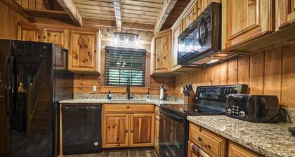 #1 KID'S CABIN!! JUST RENOVATED| CREEK| MINI GOLF⛳️PIRATE PLAY SHIP🏴☠️ HOT TUB