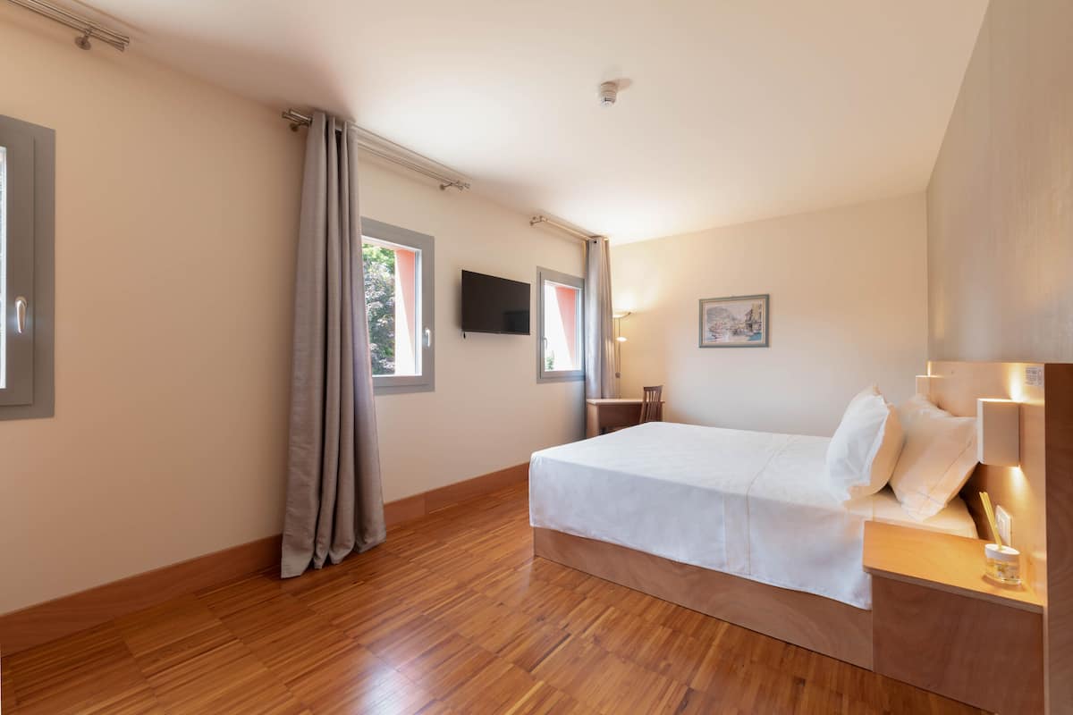 Superior Double Room | Hypo-allergenic bedding, down duvets, pillow-top beds, desk