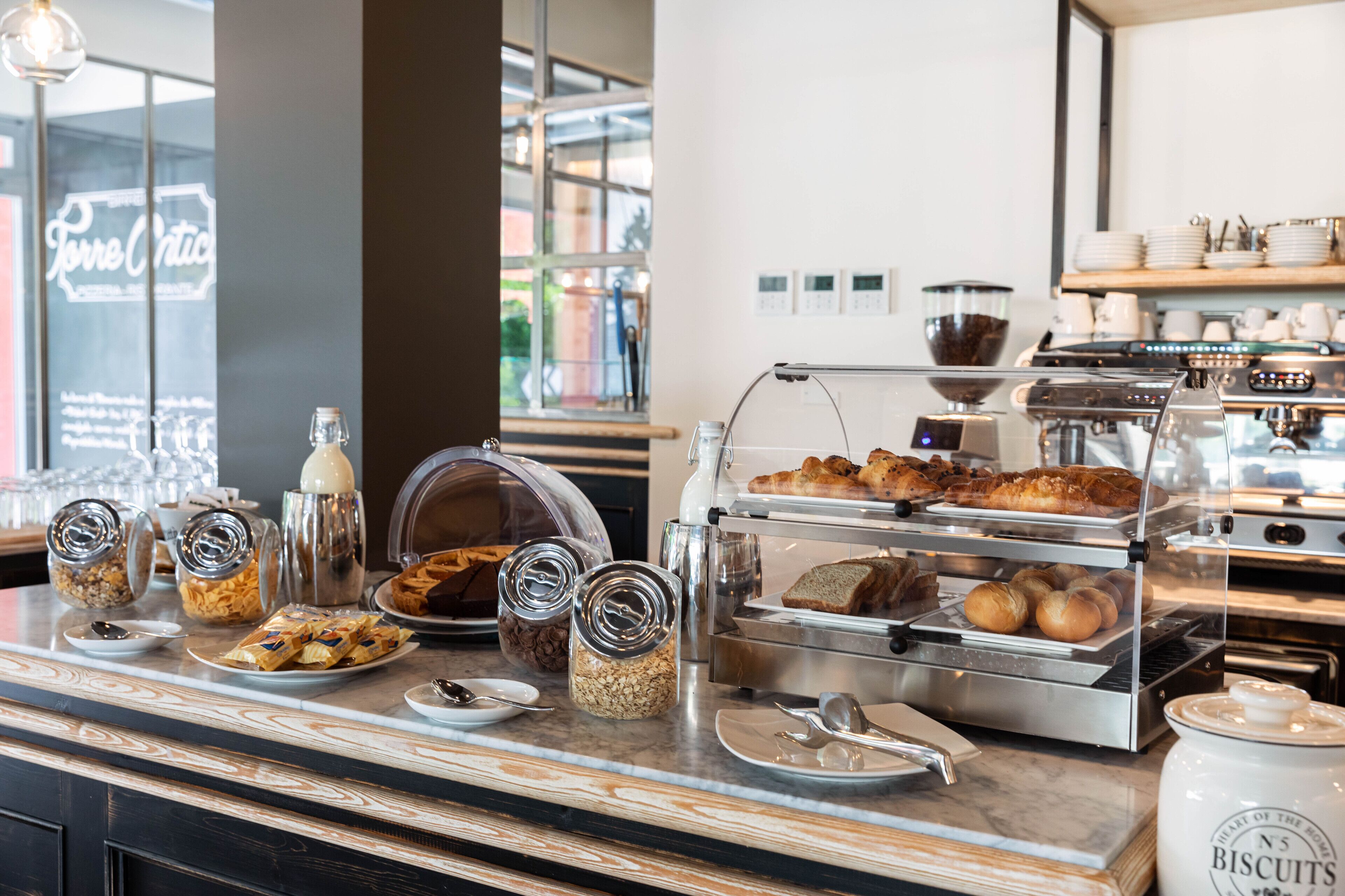 Tägliches kontinentales Frühstück (10 EUR pro Person)