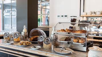 Daily continental breakfast (EUR 10 per person)