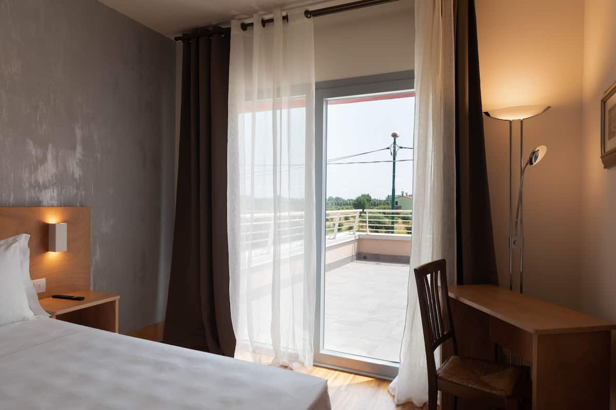 Doppia Superior Terrace | Hypo-allergenic bedding, down duvets, pillow-top beds, desk