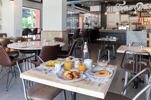 Daily continental breakfast (EUR 10 per person) - Torre Antica Venice Airport Hotel (Mestre)