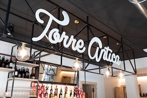 Bar (on property) - Torre Antica Venice Airport Hotel (Mestre)