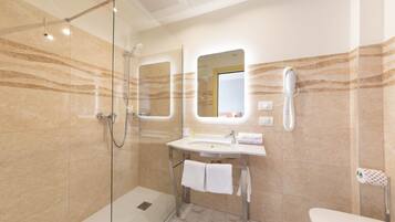 Shower, rainfall showerhead, free toiletries, hair dryer