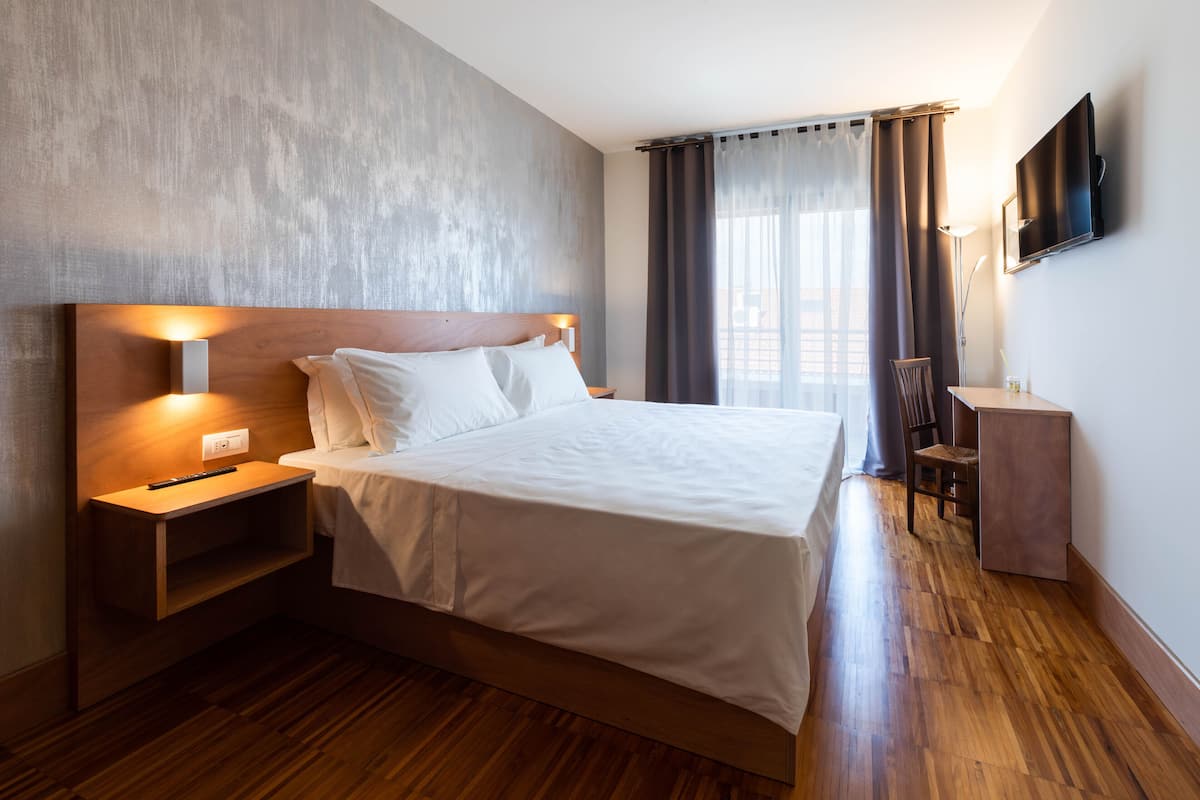 Hypo-allergenic bedding, down duvets, pillow-top beds, desk