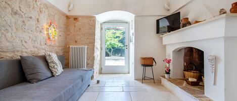 21-吋電視、有線頻道、壁爐