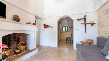 Family Villa, 3 Bedrooms, 2 Bathrooms (Trullo Fedele Grande125) | Ruang tamu | TV