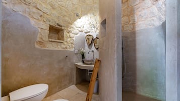 Biệt thự dành cho gia đình, nhiều phòng ngủ, 2 phòng tắm (Trullo Fedele Grande125) | Phòng tắm | Buồng tắm vòi sen, máy sấy tóc, chậu vệ sinh/vòi rửa, khăn tắm