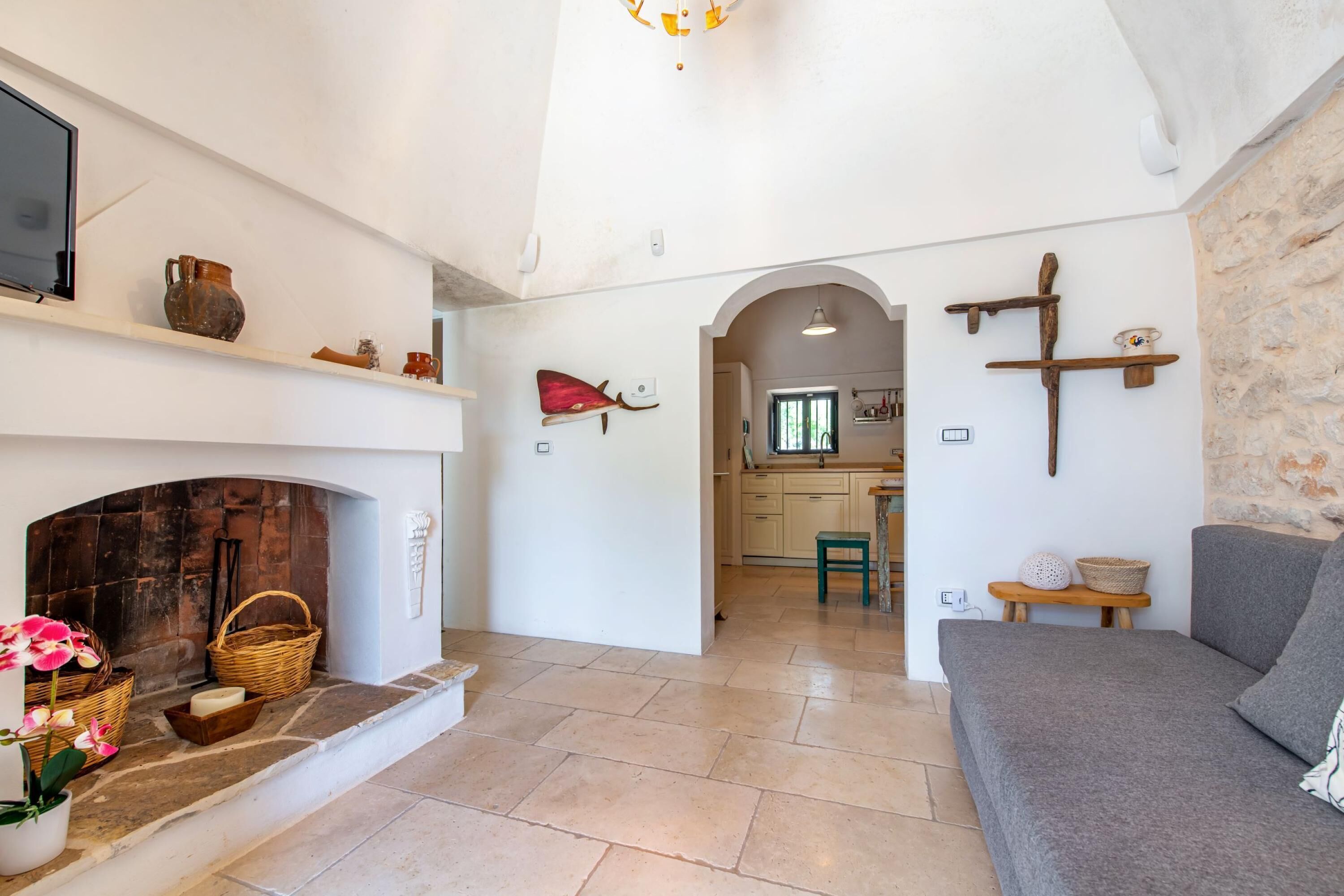 케이블 채널 시청이 가능한 21인치 TV, 벽난로