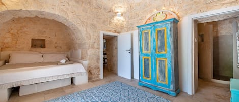 Villa familiale, plusieurs chambres, 2 salles de bains (Trullo Fedele Grande125) | 3 chambres, literie fournie