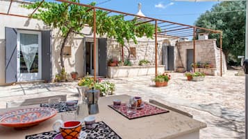 Biệt thự dành cho gia đình, nhiều phòng ngủ, 2 phòng tắm (Trullo Fedele Grande125) | Khu ẩm thực ngoài trời