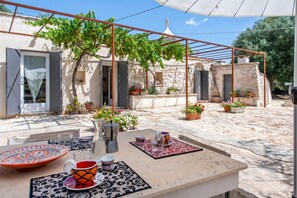 Villa familiar, varias habitaciones, 2 baños (Trullo Fedele Grande125) | Restaurante al aire libre