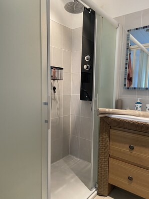 Dusche, Haartrockner, Toilettenpapier