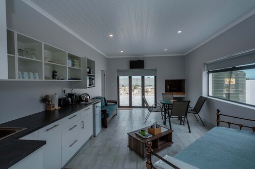 Self Catering units - 10m from the beach - private access and parking