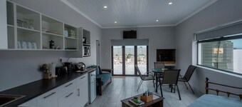 Self Catering units - 10m from the beach - private access and parking