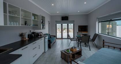 Self Catering units - 10m from the beach - private access and parking