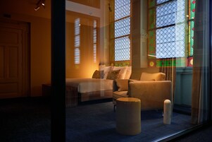 Quarto casal empresarial, 1 cama de casal | Roupas de cama antialérgicas, frigobar, cofres nos quartos