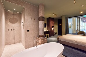 Royal Double Room | Hypo-allergenic bedding, minibar, in-room safe, individually decorated - Heavens Hotel (Hoorn)