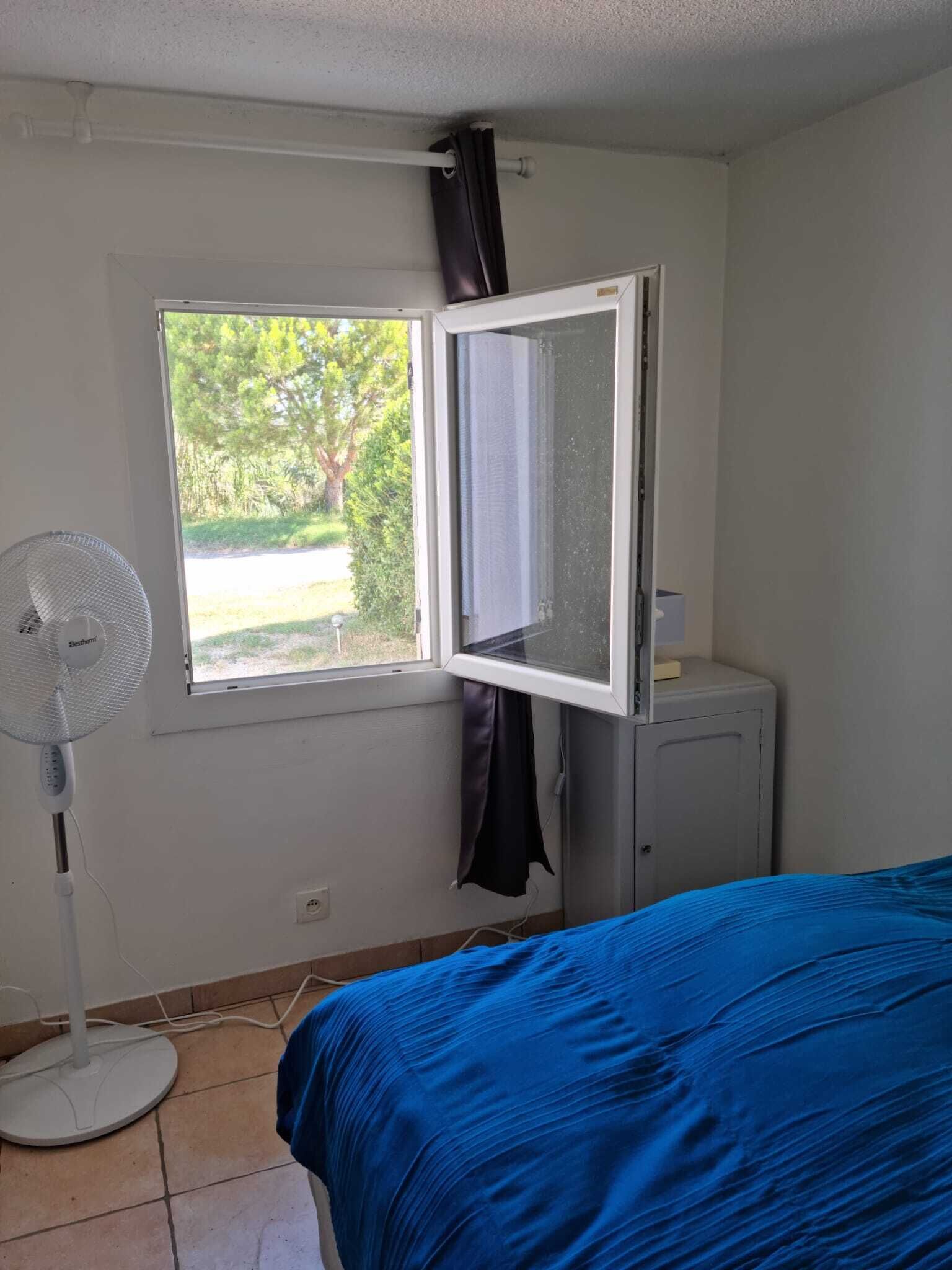 2 slaapkamers, een bureau, een strijkplank/strijkijzer, gratis wifi