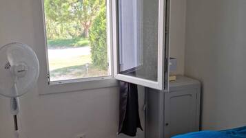 2 slaapkamers, een bureau, een strijkplank/strijkijzer, gratis wifi