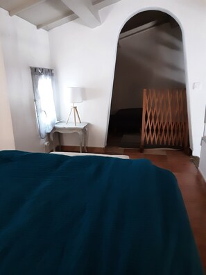 2 habitaciones, escritorio, tabla de planchar con plancha y wifi gratis 