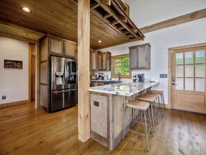 Fridge, microwave, oven, stovetop - Dream Catcher - Blue Ridge, GA (Blue Ridge)