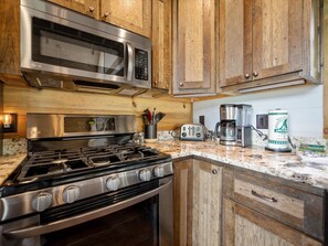 Fridge, microwave, oven, stovetop - Dream Catcher - Blue Ridge, GA (Blue Ridge)