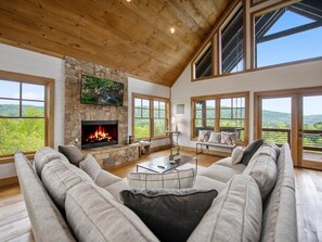 TV, fireplace, table tennis - Dream Catcher - Blue Ridge, GA (Blue Ridge)