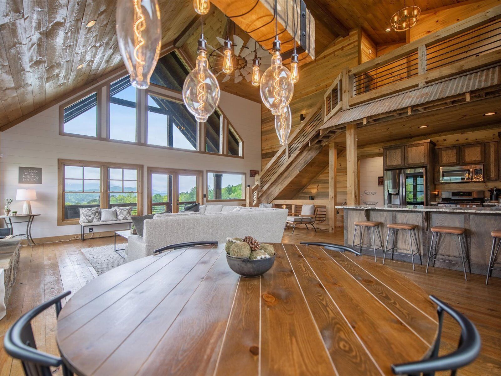 Fernseher, Kamin, Tischtennisplatte