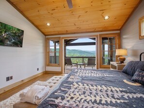 3 bedrooms, desk, iron/ironing board, WiFi - Dream Catcher - Blue Ridge, GA (Blue Ridge)