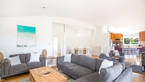 Smart TV, fireplace, stereo