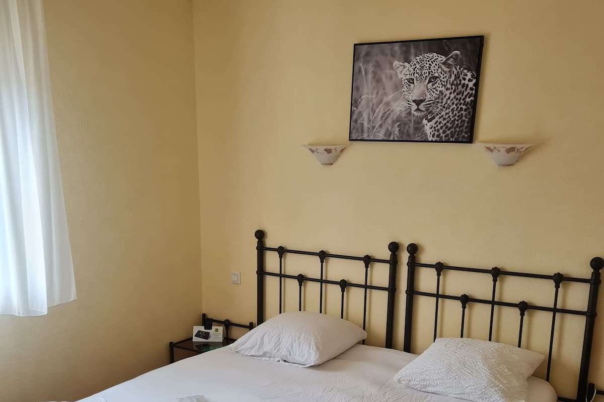 Cortinas blackout, cuna de viaje, wifi gratis y ropa de cama