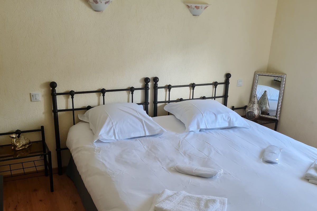 Cortinas blackout, cuna de viaje, wifi gratis y ropa de cama