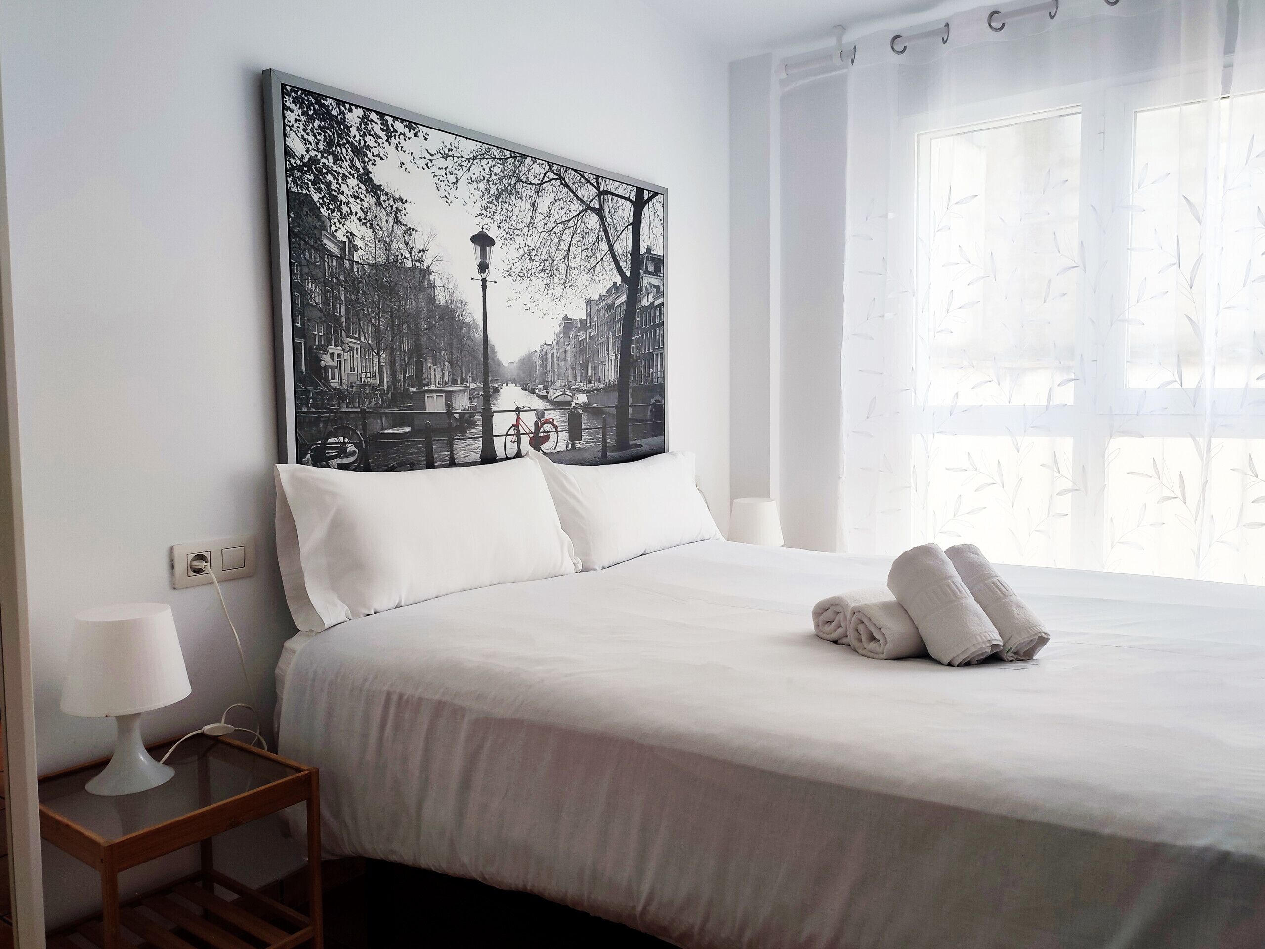 Een kluis op de kamer, een strijkplank/strijkijzer, gratis wifi