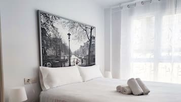 Caja fuerte, tabla de planchar con plancha, wifi gratis y ropa de cama