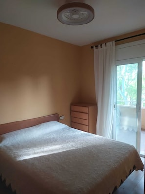 2 habitaciones, tabla de planchar con plancha y ropa de cama