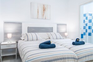 3 slaapkamers, een bureau, een strijkplank/strijkijzer, reisbedje