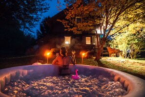 Outdoor spa tub