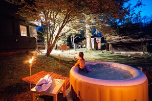 Outdoor spa tub - Romantic Slovenian wooden chalet with hot tub - 5 min from (Šmarješke Toplica)