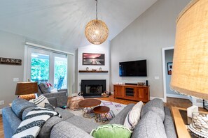 TV, fireplace