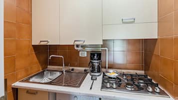 Refrigerador, microondas, tetera eléctrica y tostadora